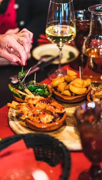 Tapas méditerranéens servis au rooftop Les Réformés